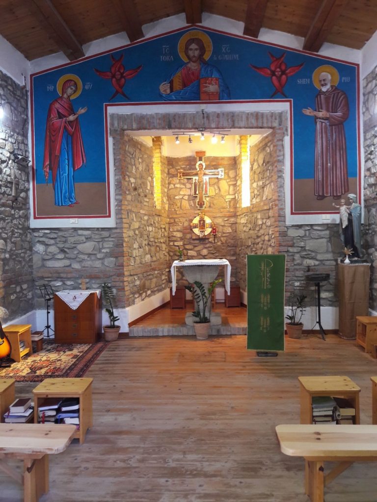 Uznovë, brenda kishës